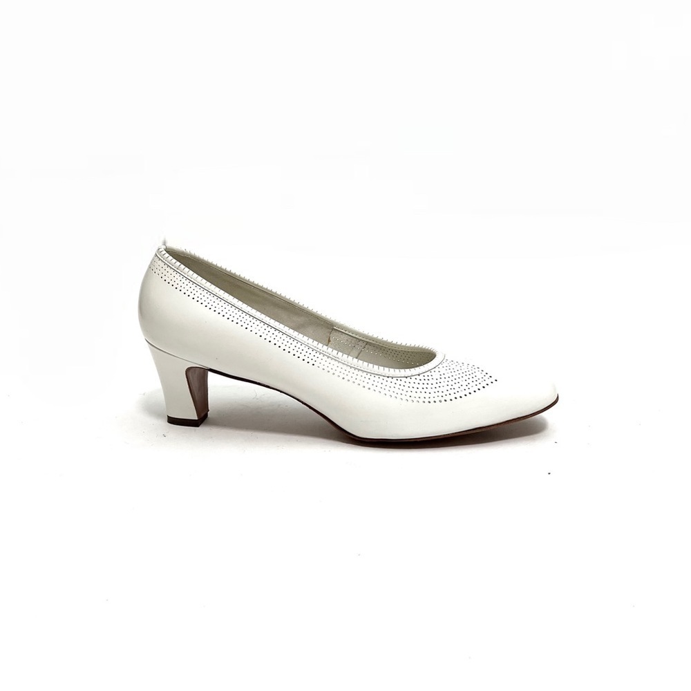 FLORSHEIM | Vintage 1970s deadstock white leather slip on vented pumps